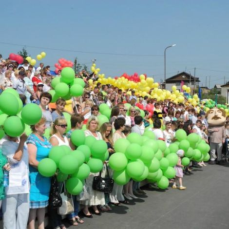 День города-Гурьевск. Праздник собрал жителей города на стадионе «Металлург». Трибуны пестрели
разноцветными шарами в цвет флага города, главный из которых – зелёный.