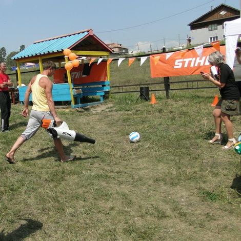 Конкурсы. этом году частью
праздничной программы стали многочисленные конкурсы от компании STIHL. Участники играли
в «футбол» с аккумуляторным воздуходувным
устройством BGA от STIHL.